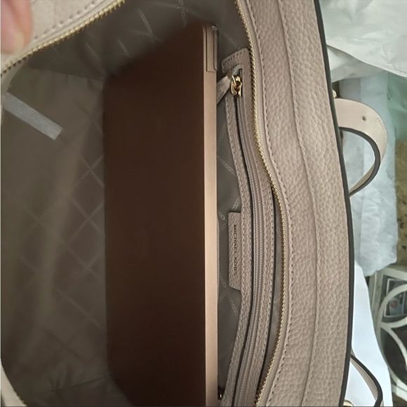 💗💗 New MK aria large leather tote - Picture 11 of 16